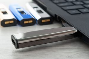 Saiba como escolher os melhores pen drives avaliando velocidade, capacidade, conexão, segurança e compatibilidade antes da compra.