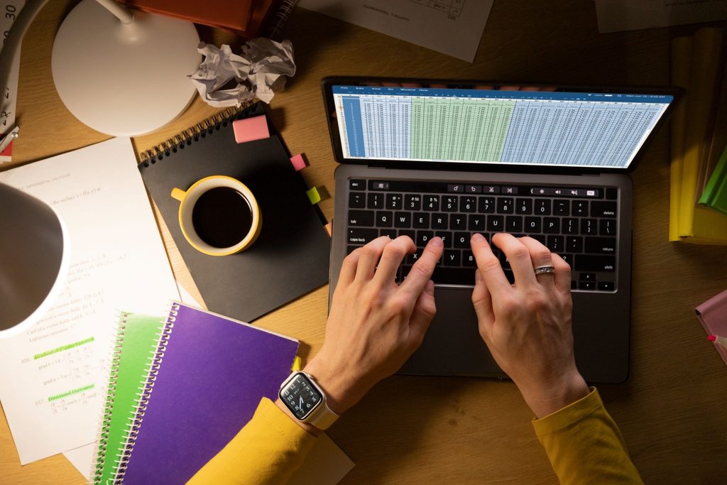 Descubra como escolher um notebook para programar em 2026 considerando processador, memória, SSD, bateria e seu perfil de desenvolvimento.